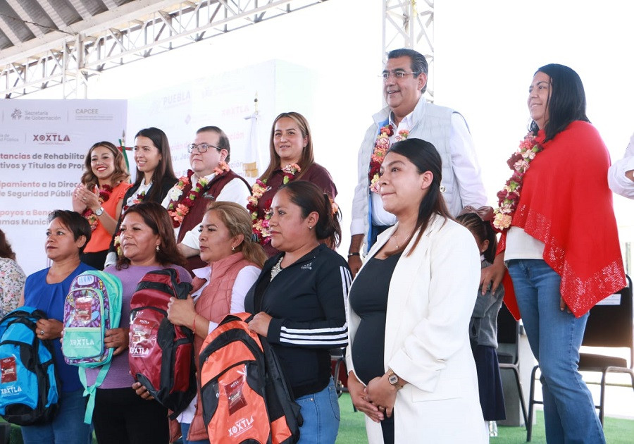 Gobierno de Sergio Salom&oacute;n hace equipo con la sociedad; entrega obras educativas en Xoxtla