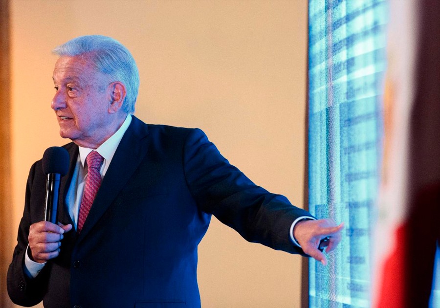 L&oacute;pez Obrador env&iacute;a carta a padres de los 43 normalistas a 10 a&ntilde;os de la desaparici&oacute;n