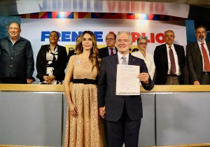 Se registra Santiago Creel a la candidatura del Frente Amplio por México
