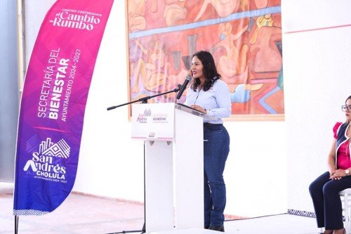 Lupita Cuautle entrega apoyos econ&oacute;micos a planteles educativos del municipio
