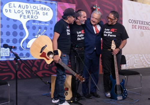 Festeja AMLO el D&iacute;a de la Ni&ntilde;a y el Ni&ntilde;o con miniconcierto de Los Patita de Perro