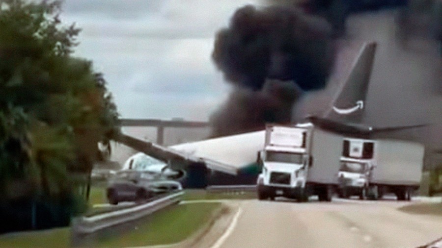 Avi&oacute;n de Amazon se sale de pista y se incendia en Miami