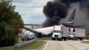 Avión de Amazon se sale de pista y se incendia en Miami