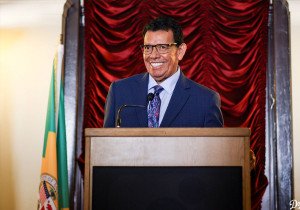 Valenzuela recibe homenaje con drones simulando su lanzamiento