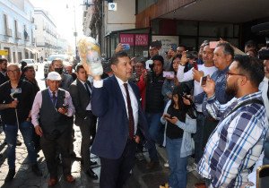 Armenta dona un mes de sueldo y coordina el envío del segundo camión de víveres a damnificados de Guerrero