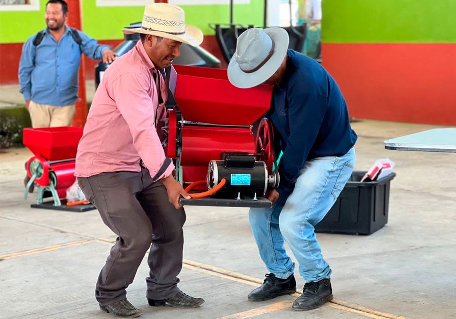 Con maquinaria, SDR apoya a 268 productores de la Mixteca y zona oriental