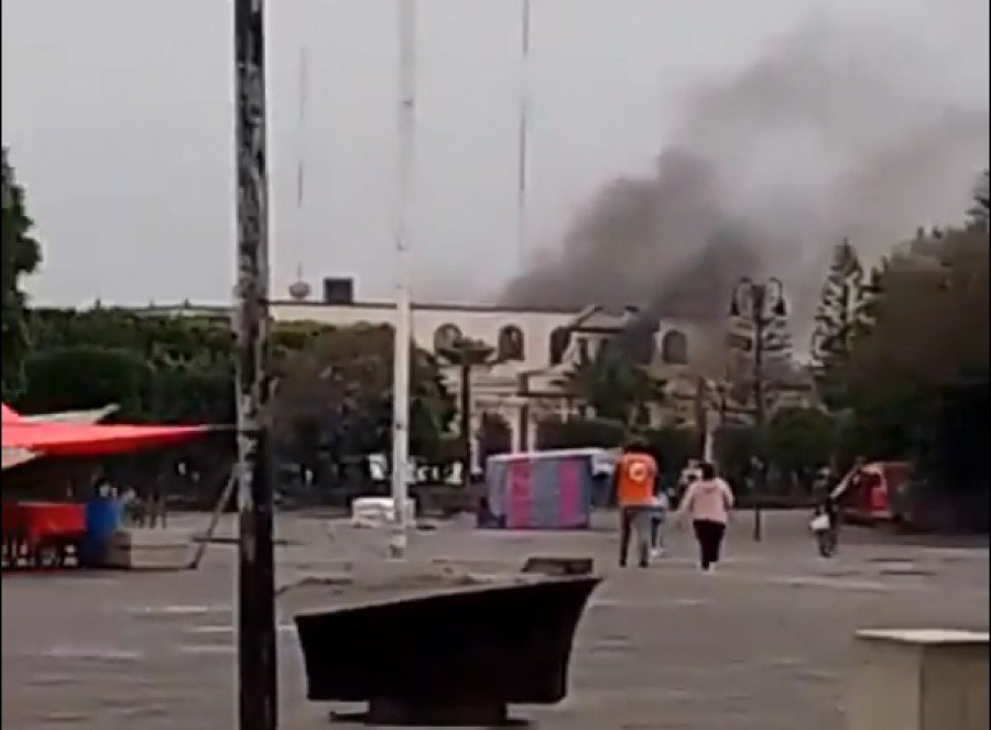 Pobladores de Acatzingo incendian puerta de la presidencia por ola delictiva