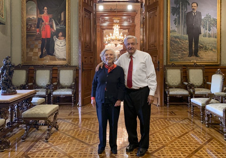 AMLO se re&uacute;ne con Elena Poniatowska previo a entrega de Medalla Belisario Dom&iacute;nguez