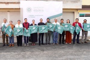 Alcalde Juan Manuel Alonso inici&oacute; la rehabilitaci&oacute;n con concreto de la calle Mariano Escobedo en Texmelucan