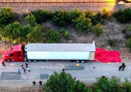 Aumenta a 53 v&iacute;ctimas de tr&aacute;iler en Texas; descartan poblanos