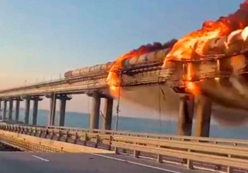 Destruyen puente de Crimea, clave para las tropas rusas; hay tres muertos