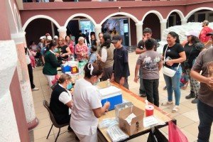 IMSS-Bienestar y gobierno estatal mantienen vacunaci&oacute;n en mercados y plazas