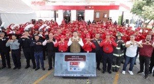 Con vivienda y equipamiento, Gobierno Estatal reconoce entrega heroica de bomberos