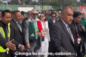 Abuchean a Ricardo Salinas Pliego al ingresar al Estadio Ciudad de México
