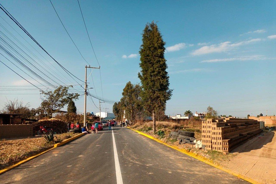 Tras 15 años de espera, Tonantzin Fernández entrega pavimentación en San Diego Cuachayotla