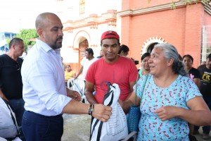 Acompaña y apoya SEDIF a familias de Tlaola ante deslaves