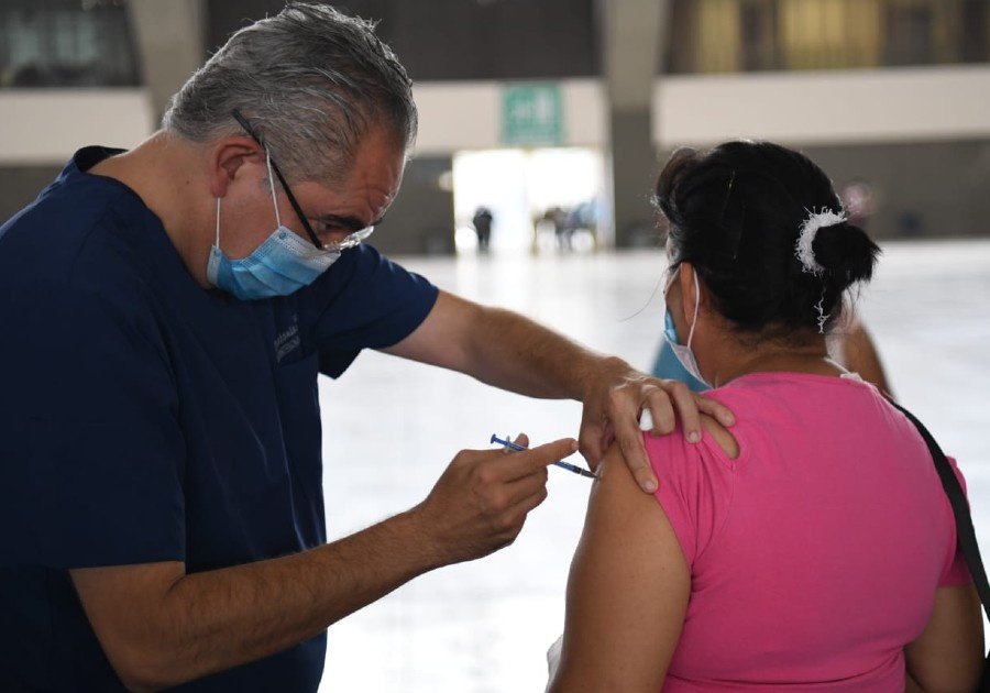 Aplican en Puebla capital 285 mil vacunas anticovid