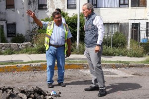 Supervisa Pepe Chedraui labores de bacheo en colonia La Noria