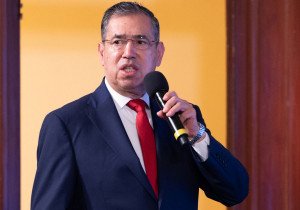 Gobierno exhibe a juez por amparar a García Cabeza de Vaca