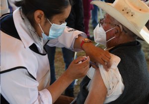 Inicia aplicación de refuerzo contra la COVID-19 en 87 municipios del interior del estado
