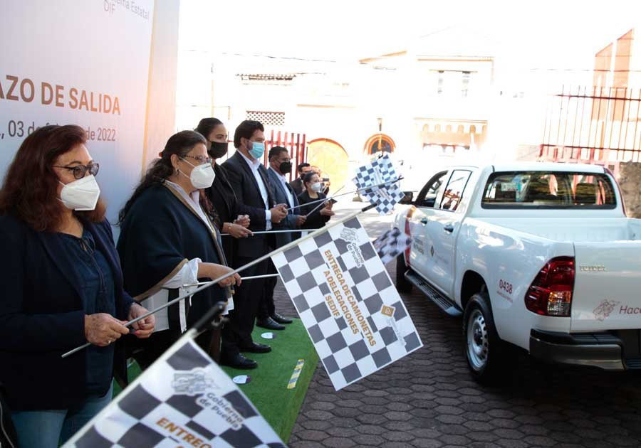 Entrega presidenta del SEDIF camionetas a 19 delegaciones regionales