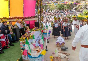 Participan 32 regiones en Huey Atlixcáyotl presidido por Barbosa