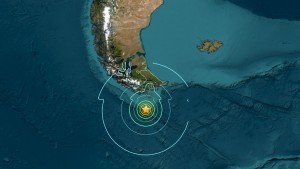 Evacuación por alerta de tsunami tras fuerte sismo en el sur de Chile