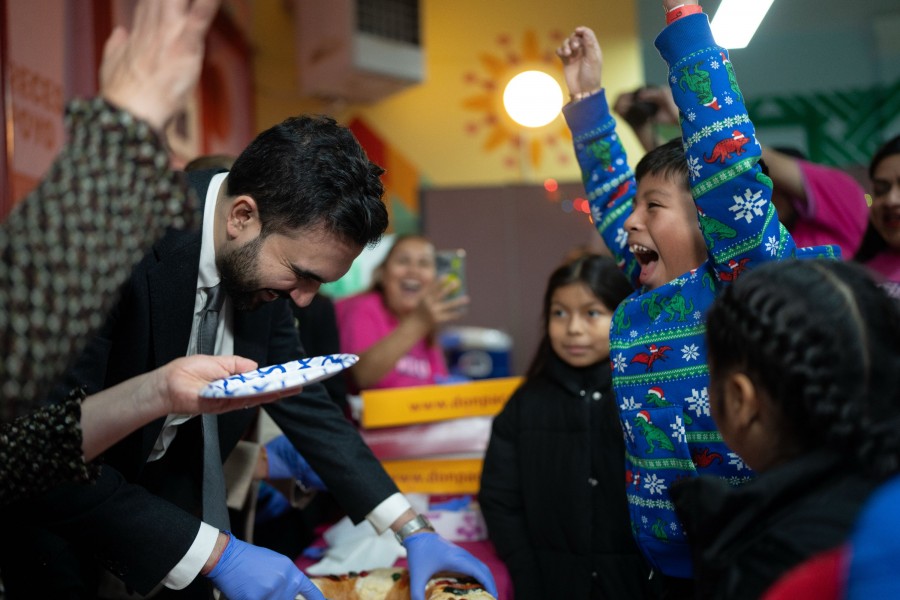 Alcalde de Nueva York celebra el Día de Reyes con la comunidad mexicana en Sunset Park