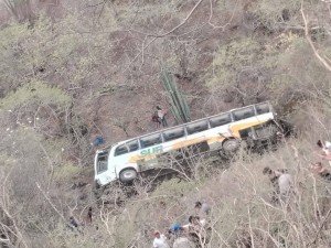 Autobús del SUR cae a un barranco tras chocar con tráiler en el Puerto del Gato
