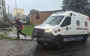 Atiende Protección Civil Municipal a mujer lesionada por caída de árbol