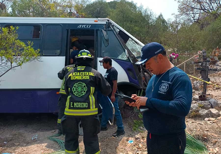 Volcadura en El Aguacate deja un muerto y 35 pasajeros lesionados