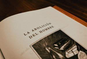 La humanidad en disputa: entre la advertencia moral y el poder t&eacute;cnico