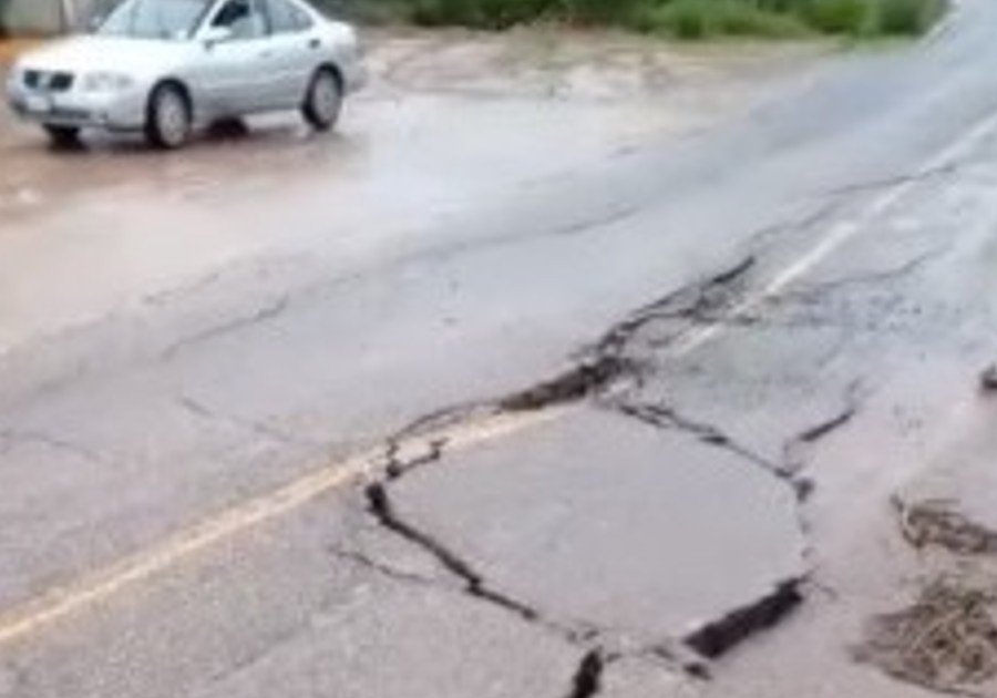 Alertan por fractura en la carretera Acatl&aacute;n-Huajuapan