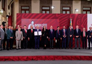 Firman gobierno y empresas acuerdo contra inflación; suspenden exportación de maíz y frijol