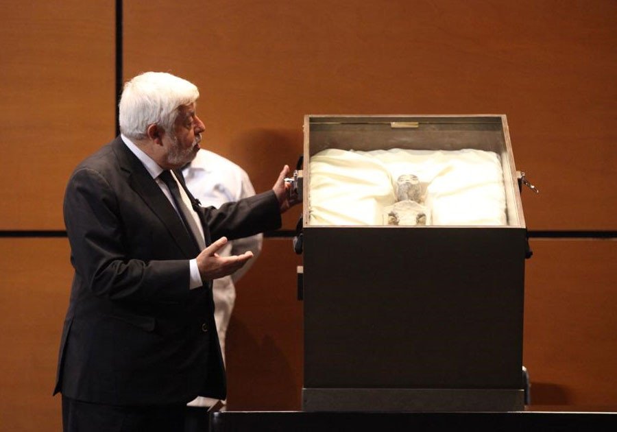 Jaime Maussan presenta dos cuerpos de seres no humanos en la Cámara de Diputados