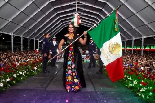 Ante una Plaza de la Concordia abarrotada, Tonantzin Fern&aacute;ndez da el Grito de Independencia