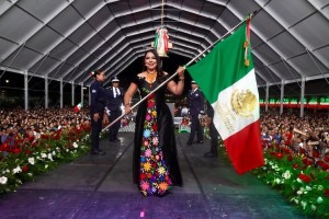 Ante una Plaza de la Concordia abarrotada, Tonantzin Fernández da el Grito de Independencia