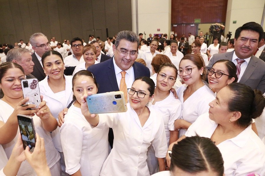 Enfermeras y enfermeros, fundamentales en el desarrollo de Puebla: Sergio Salomón
