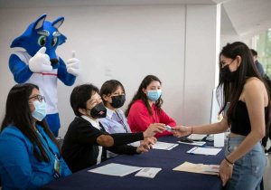 Rectora Lilia Cedillo entrega credenciales BUAP a estudiantes matrículas 2020 y 2021