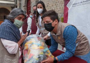 En San Miguel Canoa, SEDIF entrega apoyos alimentarios a adultos mayores