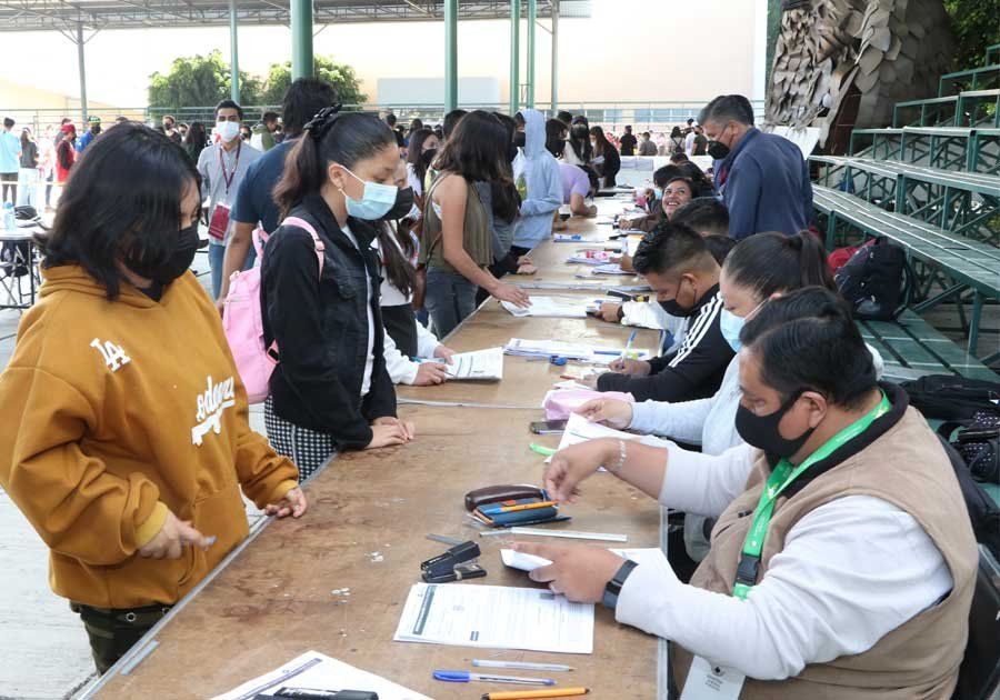 Alta participación de chavos durante jornada de vacunación anticovid