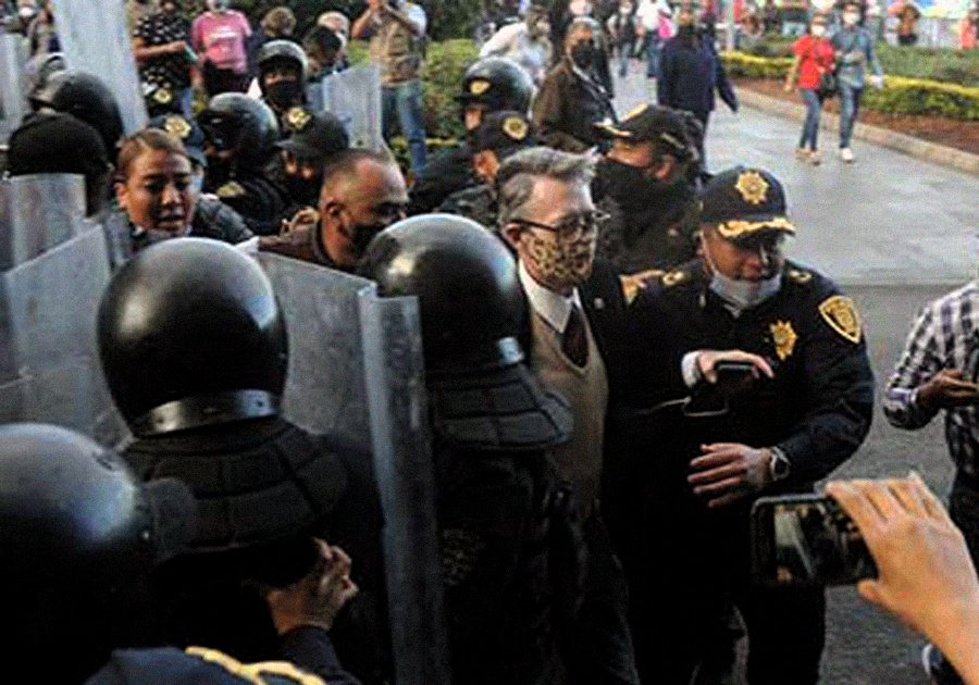 FRENAA y Lopezobradoristas se dan un "agarr&oacute;n" en el Z&oacute;calo