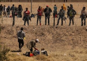 ¿Qué es el Título 8 para los migrantes que viajan a Estados Unidos?