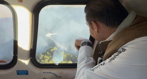 Gobernador Armenta sobrevuela incendio en Sierra Negra poblana; est&aacute; controlado en 70%