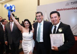 Con matrimonios colectivos gratuitos, Sergio Salomón ofrece certeza jurídica a parejas poblanas