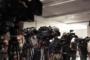 Medios, poder y dinero: el viejo guion de la presión mediática