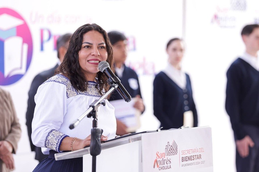 Reconoce Lupita Cuautle a estudiantes de San Andr&eacute;s Cholula
