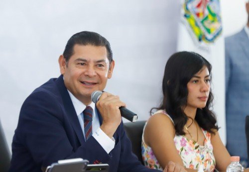 "Mega obras, no mega saqueos; mega obras, no mega deudas": Armenta