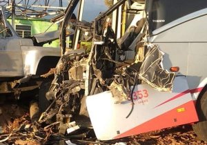 Muere chofer por choque entre ADO y tractocamión