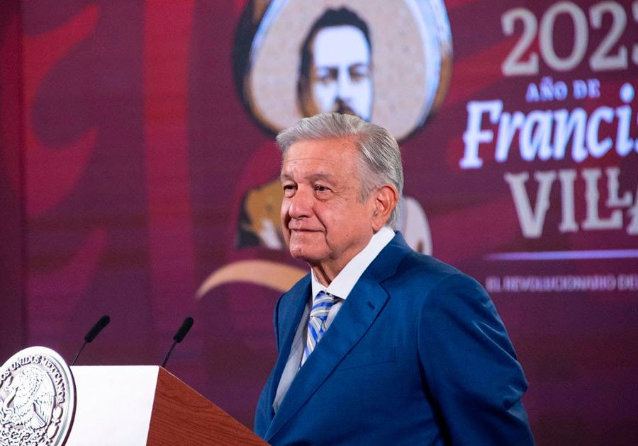 Analiza AMLO demandar por daño moral a César de Castro